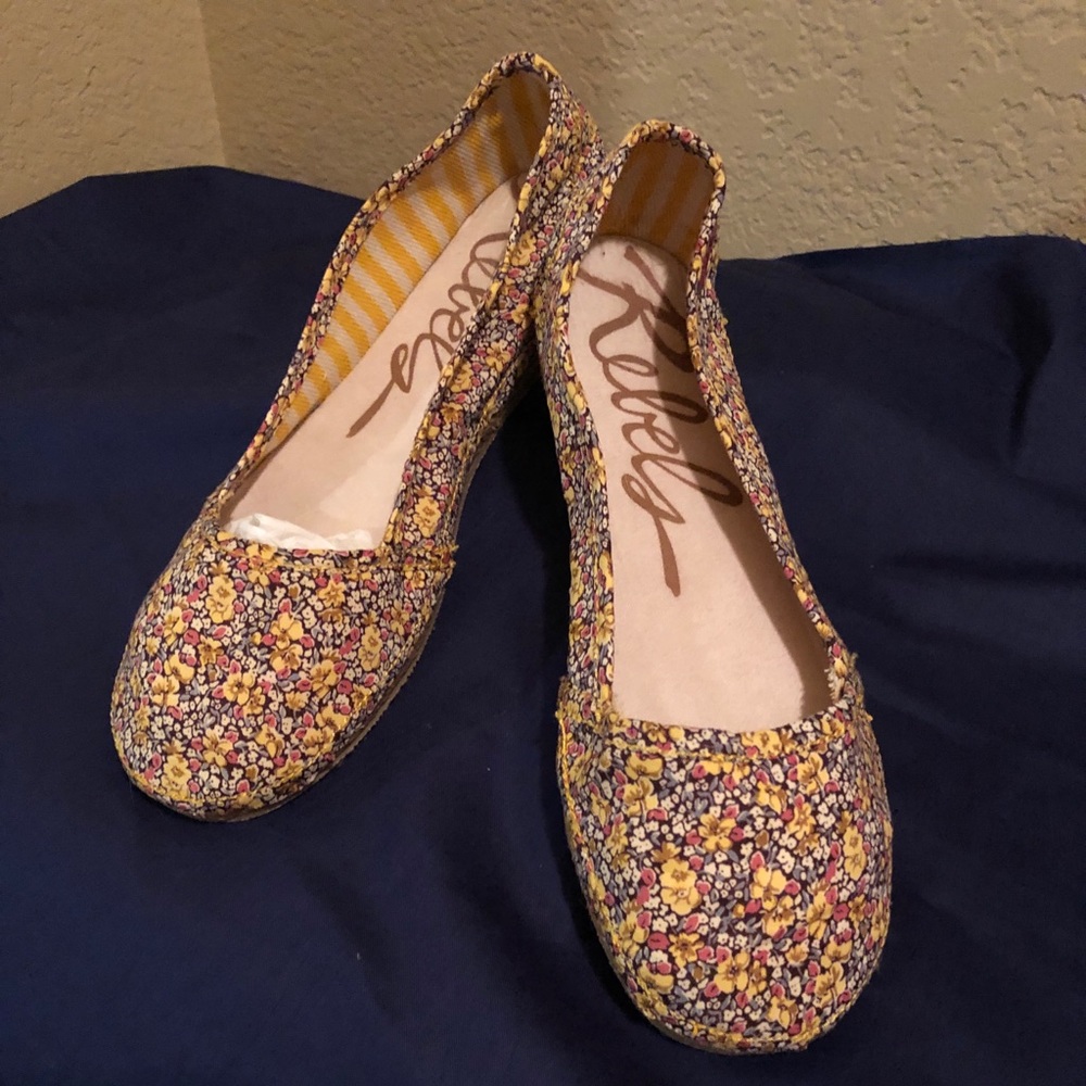 Ballet flats. Floral design.